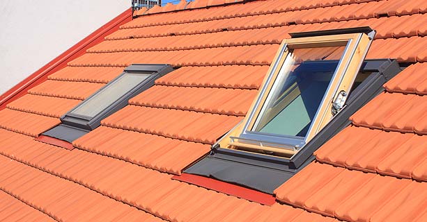 Pose de fenêtre de toit et de panneaux solaires